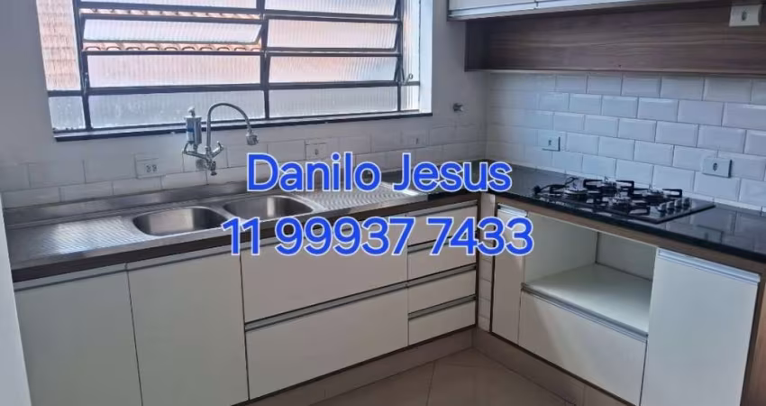 Casa com 3 dormitórios sendo uma suíte,  4 banheiros,  2 vagas  de garagem.  FL51