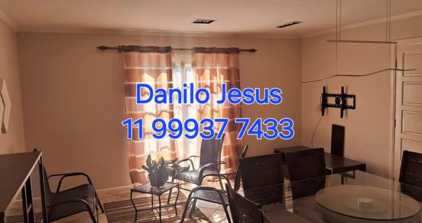 Casa mobiliada com 3 dormitórios, 2 vagas, 4 banheiros e quintal. FL51