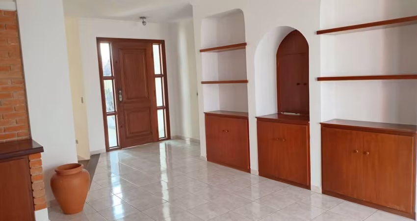 Sobrado de 300m² na Vila Universitária com Churrasqueira e 2 Vagas, FL28