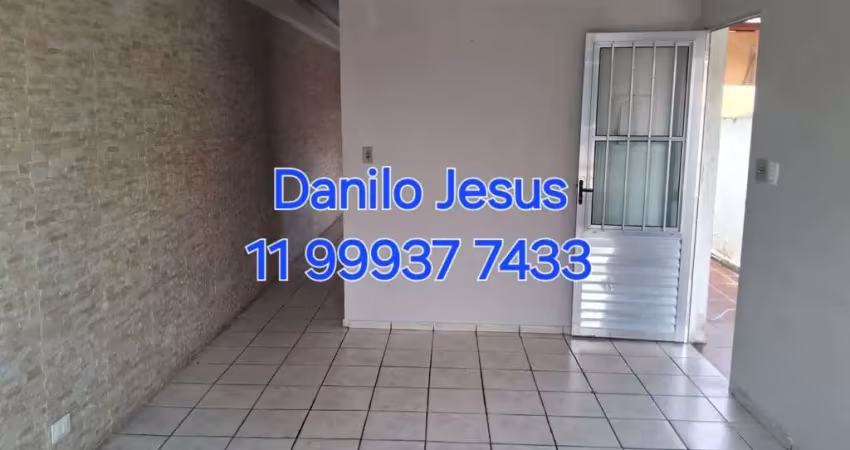 Casa 3 dormitórios, área de lazer com churrasqueira e 2 vagas. FL51