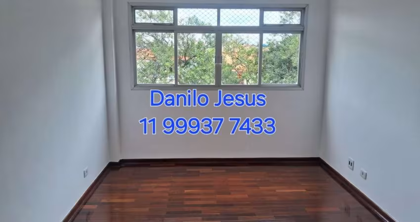 O imóvel possui 2 quartos, 2 banheiros e 2 vagas. FL51