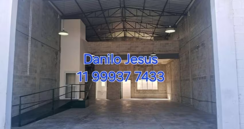Galpão com aproximadamente 300m² 3 banheiros, 3 vagas e Elevador. FL51