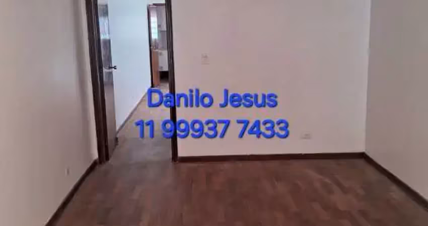 Casa com 3 dormitórios, 2 vagas de garagem, edicula e depósito. FL51