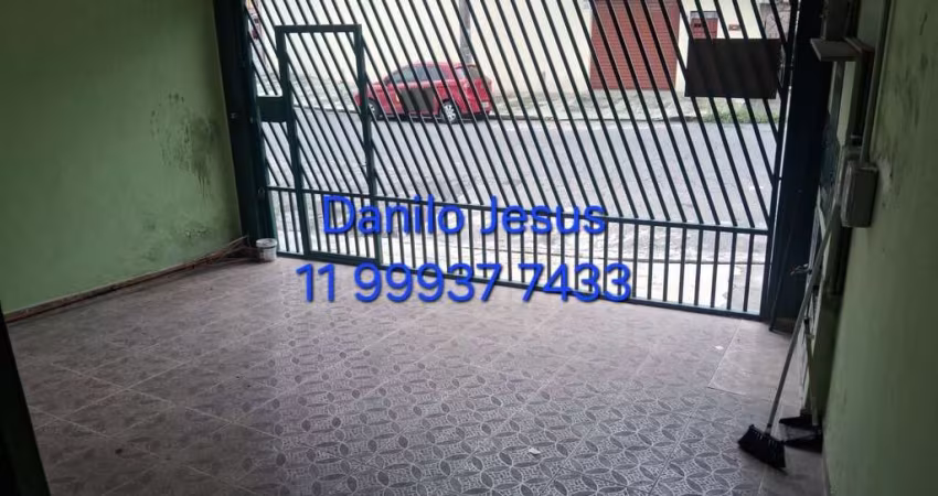 Casa com 2 dormitórios, 1 vaga, quintal compartilhado. FL51