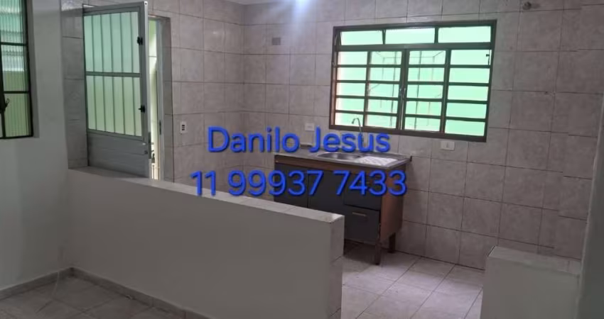 Casa com 1 dormitório, 1 banheiro e quintal compartilhado. FL51
