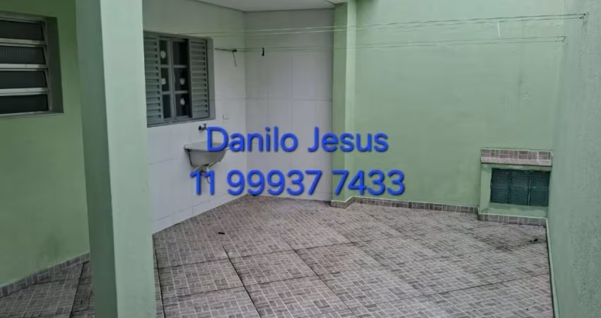 Casa com 2 dormitórios, 1 banheiro e quintal. Entrada compartilhado. FL51
