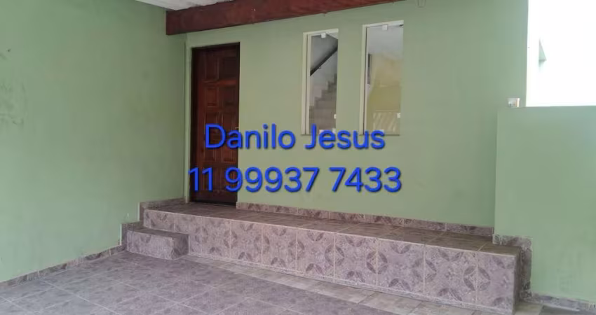 Casa com 2 dormitórios, 1 vaga de garagem, quintal compartilhado. FL51