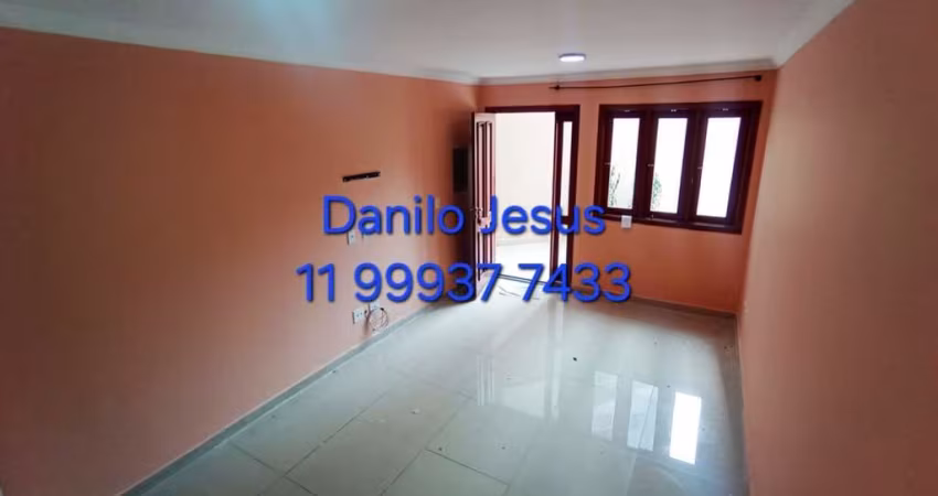 Sobrado com 2 suítes, 3 banheiros e 2 vagas de garagem. FL51