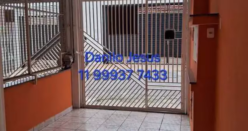 Casa com 1 dormitório e 1 vaga de garagem. FL51