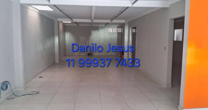 Salão comercial com aproximadamente 250m², 2 banheiros e refeitório. FL51