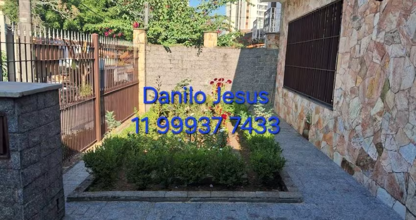 Casa mobiliada com 3 dormitórios sendo 2 suítes, 5 vagas de garagem. FL51