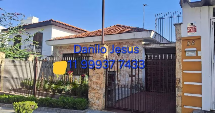 Casa com 3 dormitórios sendo 2 suítes, 5 vagas de garagem. FL51