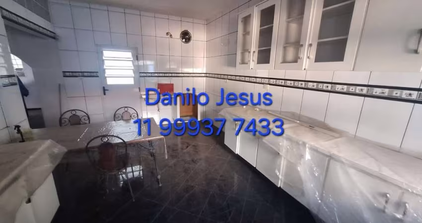 Casa com 3 dormitórios, 2 vagas e quintal. FL51