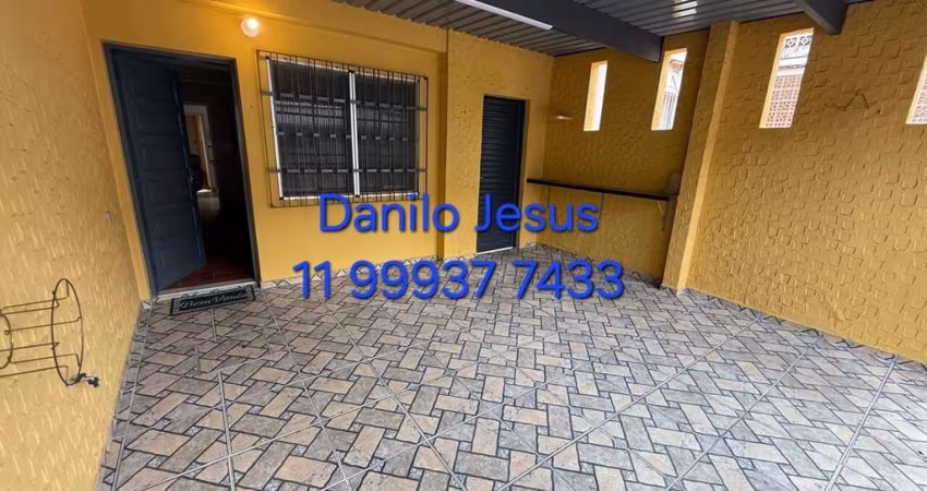 Casa com 2 dormitórios, varanda e 2 vagas.  FL51