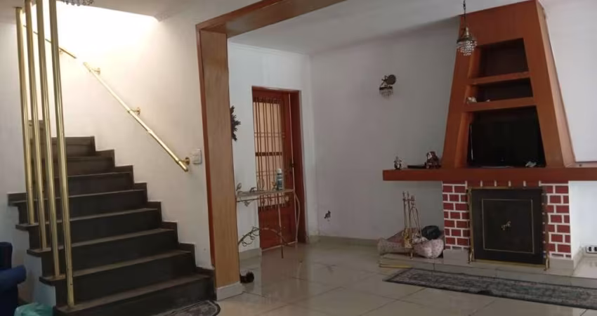 VENDA SOBRADO 235² 03 QUARTOS 01 SUÍTE 04 BANHEIROS E DUAS VAGAS DE GARAGENS - FL38