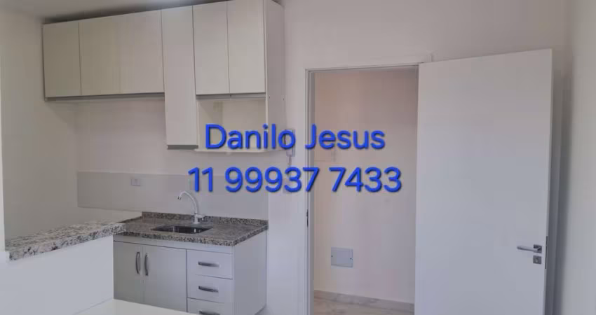 Casa com 1 dormitório, 1 banheiro e quintal compartilhado. FL51