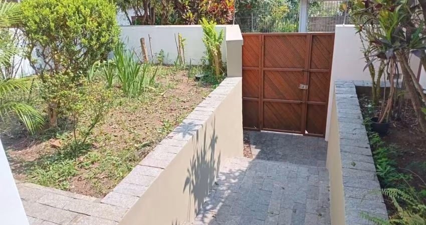 Sobrado na Vila Universitária - 300m², 3 Quartos (1 Suíte) + 2 Vagas - FL12