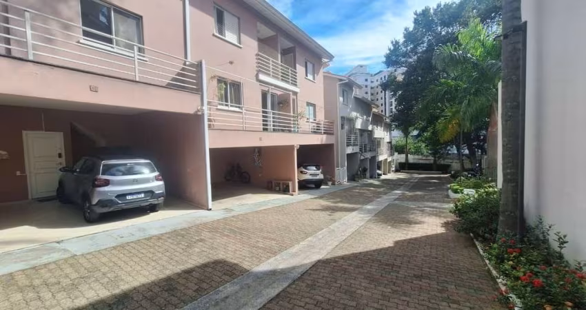 SOBRADO EM CONDOMINIO COM 3 DORMITORIOS E QUINTAL COM CHURRSAQUEIRA FL26