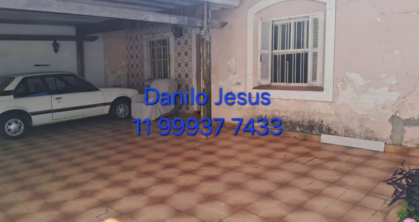 Casa com 3 dormitórios, 4 vagas e quintal. FL51