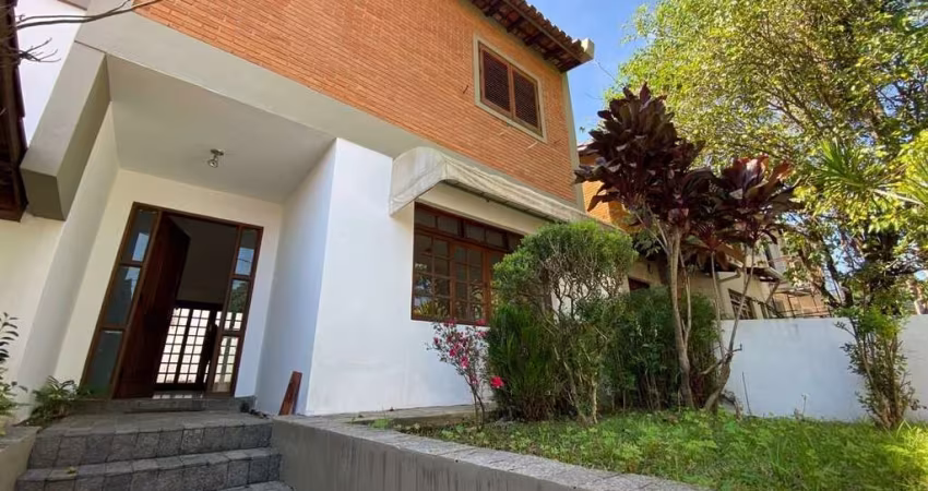 Sobrado na Vila Universitária - 300m², 3 Dorms (1 Suíte) + 2 Vagas - FL43
