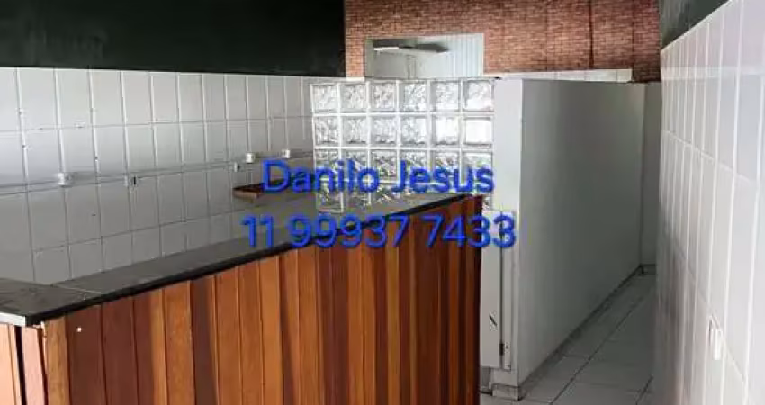 Salão comercial com 50m², balcão e 1 banheiro. fl51