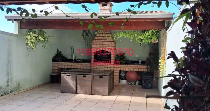 Casa com 3 suites 1 com sacada  3 vagas de garagem quintal com churrasqueira 8 minutos do metro fl55