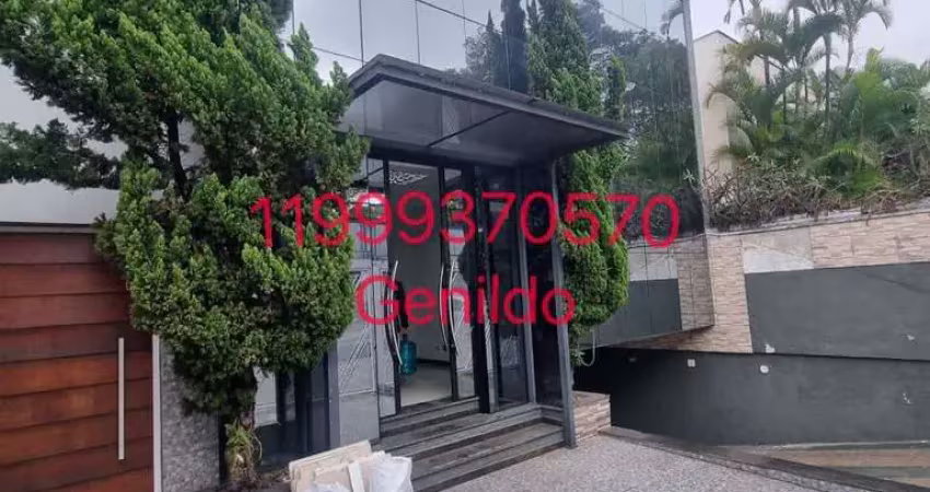 Prédio comercial com 7 salas 9 vagas de garagem  d 5 banheiros fácil acesso ao metro fl55