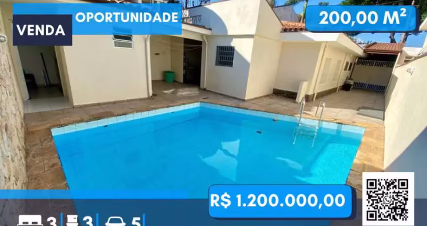 Casa térrea 200 m², três dormitórios sendo uma suíte, quintal com piscina