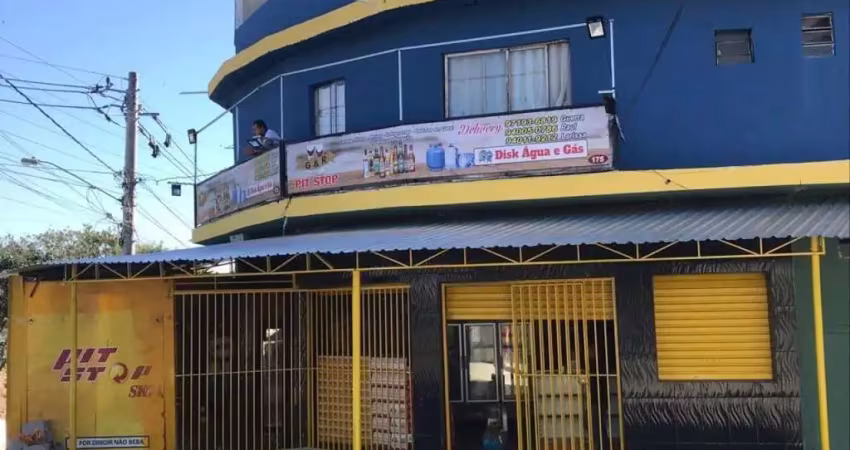 Prédio residencial e comercial com 10 casas e 5 salões renda 11.000