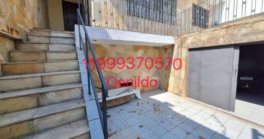 Casa  com 2 quartos, 2 banheiros, 3 vagas,sendo 2 coberta, edicula com  sala cozinha e banheiro fl55