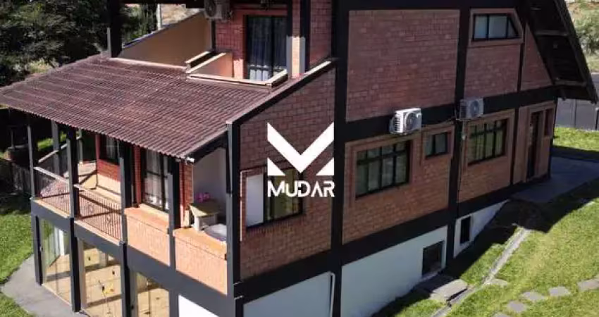 Chácara com 2 casas semimobiliada e piscina no contorno