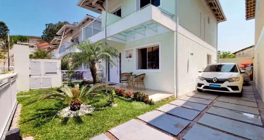Linda casa (não gemina) 4 qtos (suíte) 3 vgs quintal c churrasq e espaço fazer piscina lazer cond.