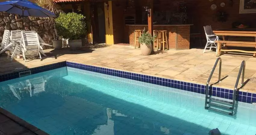 Lindíssima casa linear 3 quartos suíte closet cozinha espaçosa piscina e espaço gourmet charmosos
