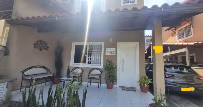 Em condomínio amplo e farto lazer linda casa c 3 suites grande área de convivencia privativa c churrasqueira 3 vagas  e mt espaço bem cuidado pra contemplar