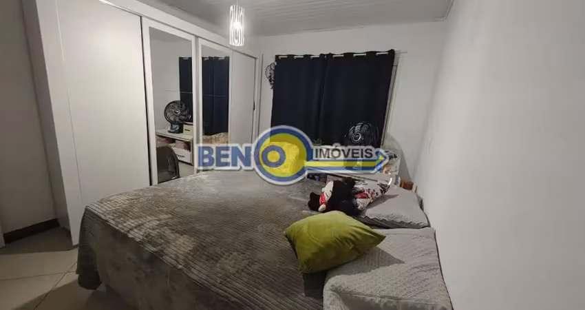 Imóvel com 2 quartos, 2 banheiros, sala, cozinha, ar condicionado no quarto.