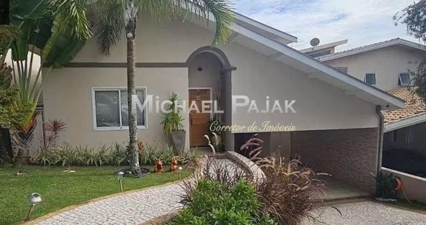 Casa com 3 quartos, piscina, condomínio com lazer em vinhedo.