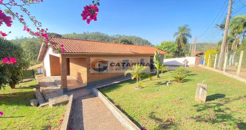 Belíssima chácara com excelente localização pertinho do asfalto