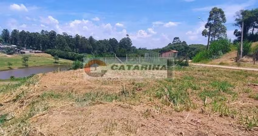 Belíssimo terreno em condomínio fechado com vista e fundos para o lago do condomínio!