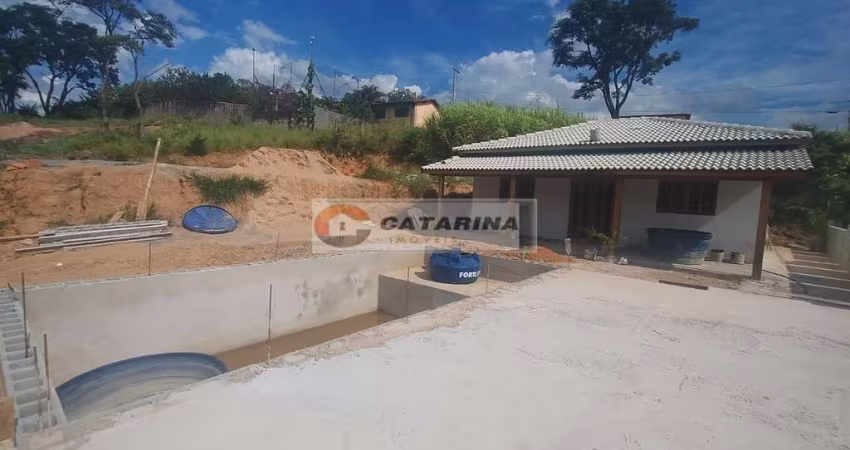 Ótima chácara em fase de acabamento em loteamento com portaria!