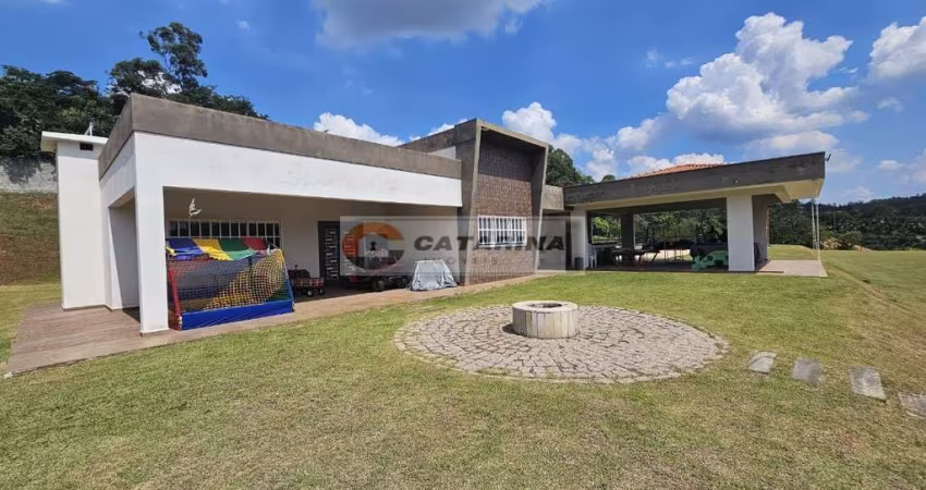 Linda Chácara de 10.000m² em condomínio fechado!