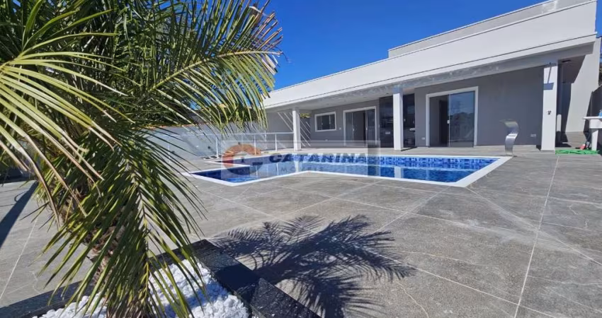 Casa moderna em fase de acabamento, em condomínio!