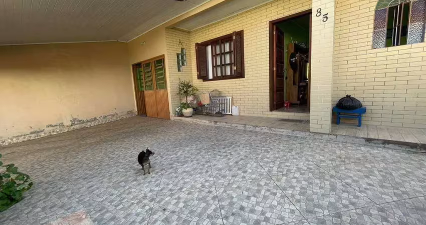 Casa com 4 vagas, 3 dormitórios a uma quadra do centro de viamão/rs