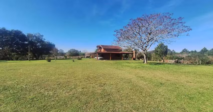Belíssimo sítio com 2 hectares – duas casas e estrutura completa
