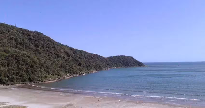 Cobertura duplex de frente para o mar tem 258 metros quadrados com 4 quartos
