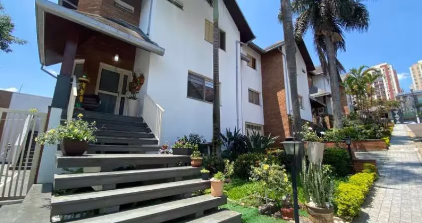 SOBRADO EM COND FECHADO NO JD TÊXTIL, 03 SUÍTES, 06 VAGAS, PISCINA, CHURRASQUEIRA !