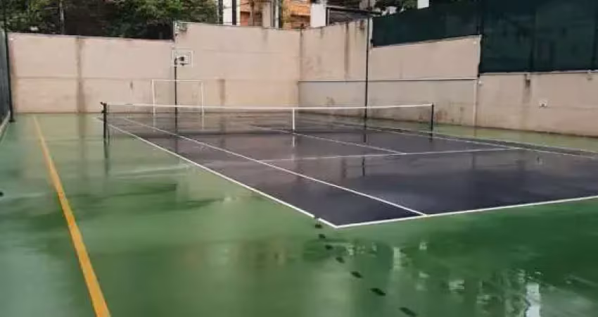225m2, com 4 suites, 4 vagas de garagem , quadra de tênis,  quadra de squash