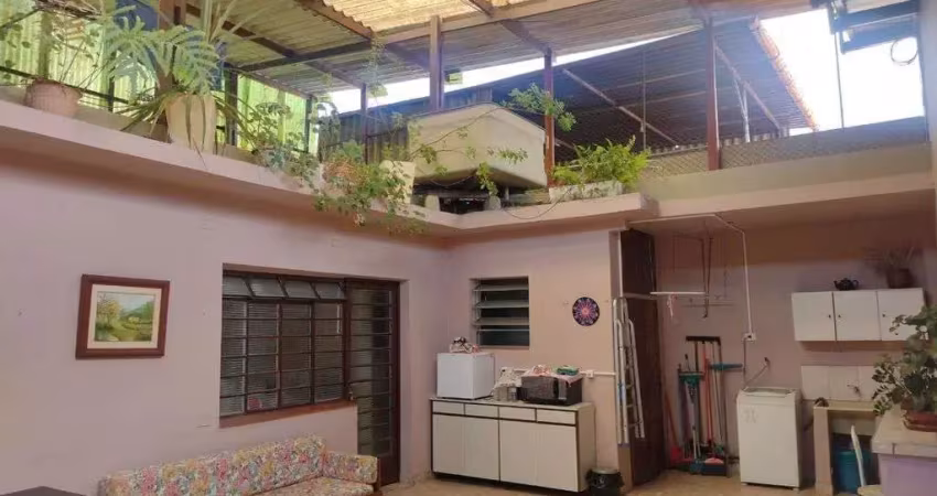 Casa com 250m2 com 2 vagas , edícula , quintal enorme e lavanderia