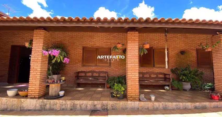 Residencial ou comercial: casa ampla e consultório na frente.