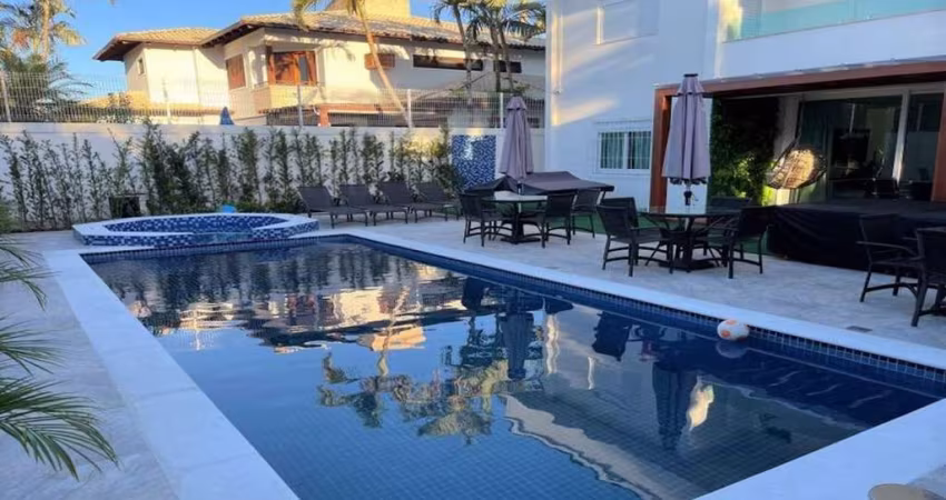 Alto padrão à venda em Jurerê Internacional! 344m², 6 suítes, área gourmet com churrasqueira e piscina, semi mobiliado e 4 vagas de garagem.