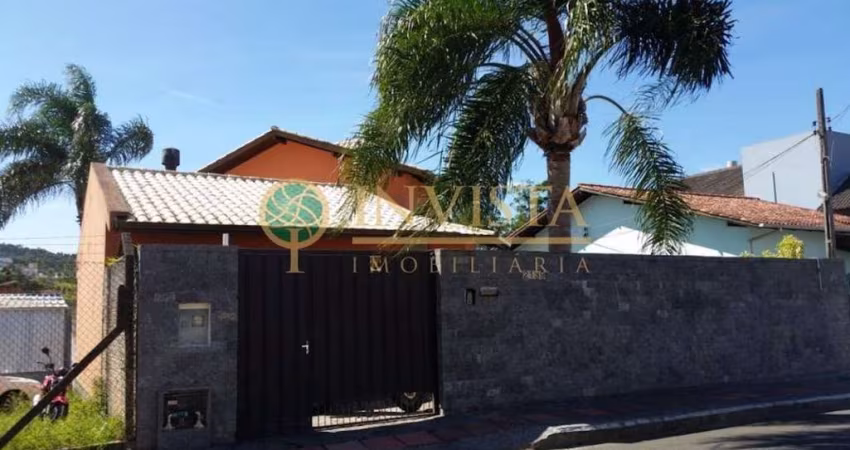 Á venda com piscina e churrasqueira no Real Parque em São José.